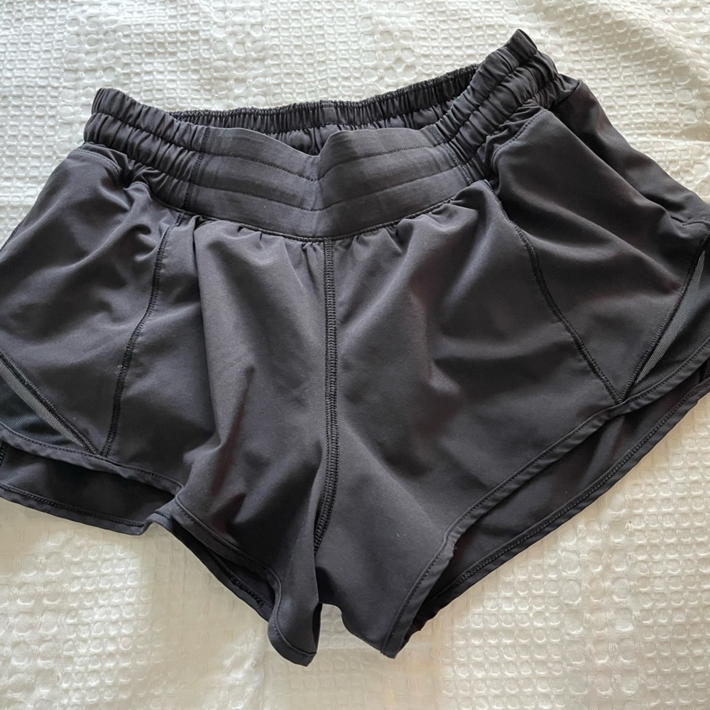 Lululemon Hotty Hot Short 2.5 Inch Available in 6 and 8